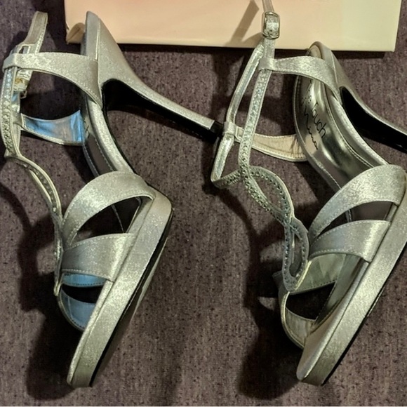 Touch of Nina silver 4" heels, Crystal embellishment, Size 8M - Picture 6 of 6